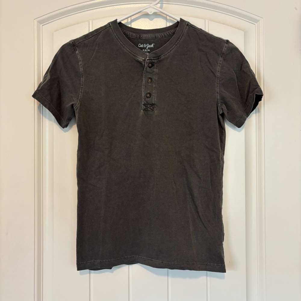 Cat & Jack Boys Charcoal Short Sleeve Henley Size Medium 8/10